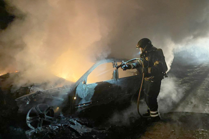 Incendio de un vehículo en el municipio de Torrescárcela (Valladolid).- ICAL