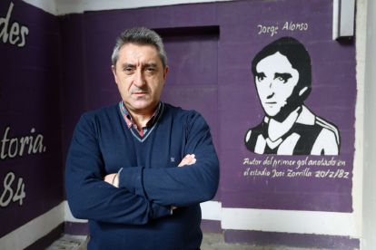 Jorge Alonso junto a un mural que recuerda su hazaña en el Fondo Norte. / LOSTAU