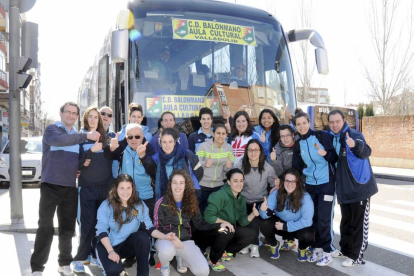 La plantilla del Aula Cultural antes de partir en autocar hacia Castellón-VALENTÍN G. GARIBAY