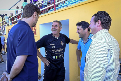 Paco Herrera bromea junto a Carlos Suárez, de espaldas, y Braulio Vázquez en Las Salinas.-MIGUEL ÁNGEL SANTOS