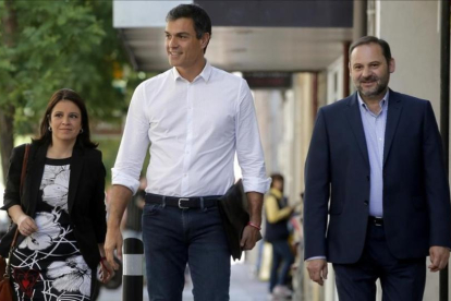 Pedro Sánchez, junto a Adriana Lastra y José Luis Ábalos, este miércoles a su llegada a la sede del PSOE.-JOSE LUIS ROCA