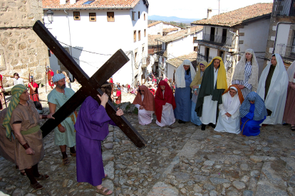 El Vía Crucis viviente de Candelario (Salamanca) es uno de los mayores espectáculos litúrgicos.- LA POSADA