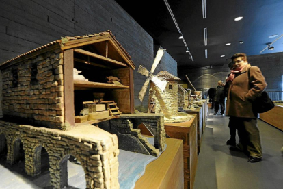 Visitantes observan la exposición de una de las salas del Museo del Pan de Mayorga, durante una reciente jornada de puertas abiertas.-EL MUNDO