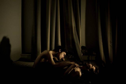 La imagen ganadora del World Press Photo, de Mads, Nissen. Capta de manera muy íntima una pareja de homosexuales en San Petersburgo.-Foto:   MADS NISSEN / EFE