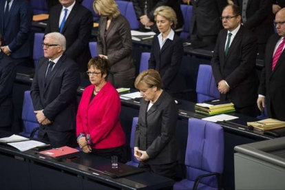 Merkel (derecha) y varios ministros guardan un minuto de silencio por las víctimas de Francia, en el Bundestag, este jueves.-Foto: AFP / ODD ANDERSEN