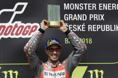 El piloto italiano Andrea Dovizioso, celebra su victoria en el GP de la República Checa-PETR DAVID JOSEK