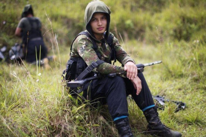 Un joven guerrillero de las FARC se toma un descanso-RODRIGO ABD
