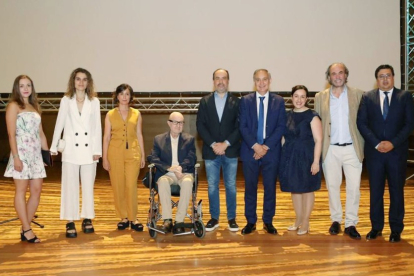 Foto de familia de los galardonados en la I gala de Onda Cero donde premia a los más destacados de la sociedad vallisoletana. ICAL