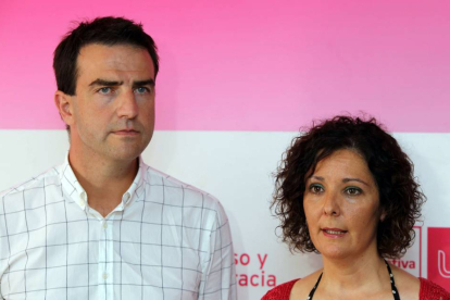 El diputado de UPyD en el País Vasco Gorka Maneiro, y Águeda Arranz, informan sobre los cambios en la formación-Ical