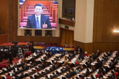 Una pantalla gigante muestra al presidente Xi Jinping durante la cuarta sesión plenaria de la XIII Asamblea Nacional Popular china, en el Gran Palacio del Pueblo, en Pekín, el 13 de marzo.-EFE / ROMAN PILIPEY