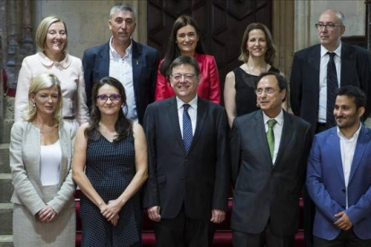 Foto de familia del Ejecutivo valenciano, este martes, en el Palau de la Generalitat.-Foto: MIGUEL LORENZO