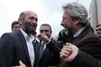 Los periodistas turcos Can Dündar (derecha) y Erdem Gul.-AP / CAN EROK