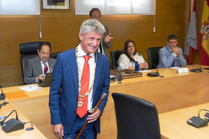 Sarbelio Fernández, alcalde de Arroyo, con el bastón de mando.-PHOTOGENIC