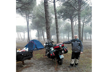 Santiago Rivas, el ‘Motero Solitario’, ayer en la acampada de Motauros-El Mundo