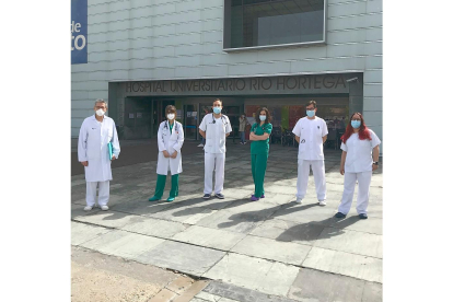 Investigadores participantes en el proyecto en la puerta del Hospital Universitario Río Hortega de Valladolid. EL MUNDO