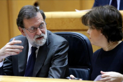 El presidente del Gobierno, Mariano Rajoy, y la vicepresidenta, Soraya Sáenz de Santamaría, este martes en la sesión de control en el Senado.-/ JUAN MANUEL PRATS