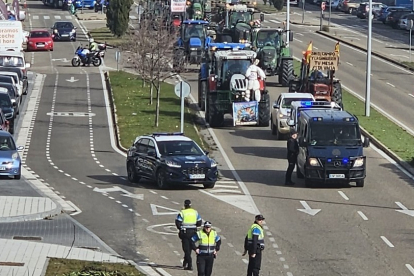 Policía Local y Nacional escoltan la tractorada ilegal en Valladolid. E.M.