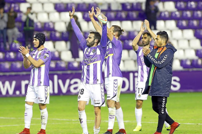 Luismi, Antoñito, Borja, Moyano y Anuar aplauden a los aficionados del Valladolid tras la victoria frente al Lorca.-J. M. LOSTAU