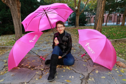 Verónica Alija posa con tres paraguas de la AECC tras superar el cáncer de mama.-J. M. LOSTAU