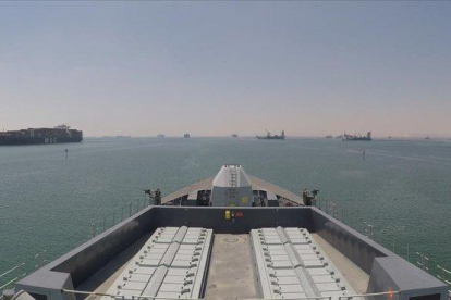 Un buque británico, en el Golfo Pérdico, tras pasar el Canal de Suez.-