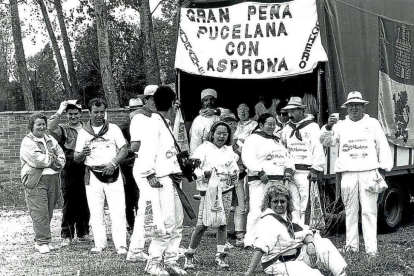Un grupo de personas disfrutan de la Marcha Asprona de Valladolid.-E.M.
