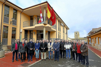 Alcaldes y concejales junto al presidente de la Diputación, Jesús Julio Carnero, ayer en Villabrágima.-EL MUNDO