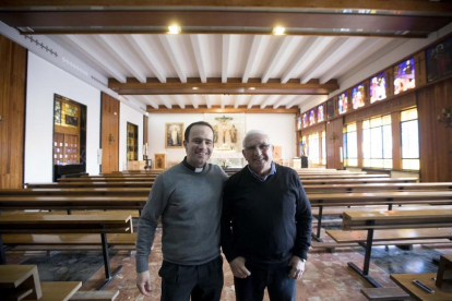 El seminarista José David Vázquez con el veterano párroco Julio de Miguel, en el Seminario Mayor de Valladolid.-J.C. CASTILLO