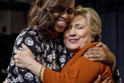 La primera dama de EEUU, Michelle Obama, con la candidata republicana a la Casa Blanca, Hillary Clinton.-AP / ANDREW HAMIK