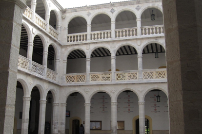 Interior del Palacio de Santa Cruz.- E. PRESS