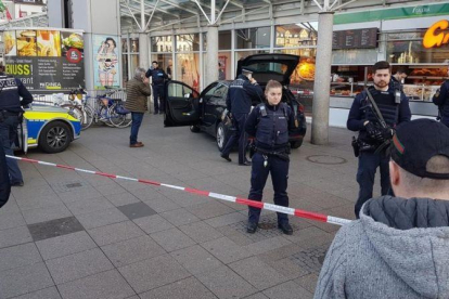 Agentes ante el vehículo del atacante en Heidelberg.-AP / R. PRIEBE