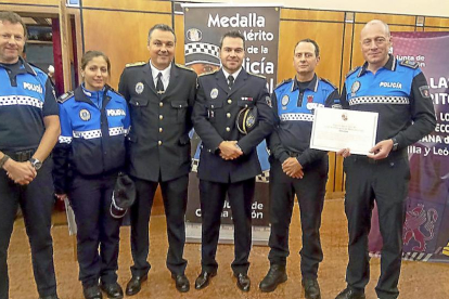 Agentes de la Policía Municipal de Medina del Campo muestran el reconocimiento recogido en Ponferrada.-EL MUNDO