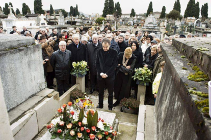 El expresidente del Gobierno español José Luis Rodríguez Zapatero, durante su visita a la tumba del presidente de la Segunda República Manuel Azaña, en Montauban.-Foto: POLO GARAT / EFE