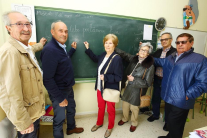 Marcial Rodríguez, Jose Luis Boto, Elvira Fernández, Pilar López, Bonifacio Armesto e Ignacio Vega, varios de los profesores jubilados.-ICAL