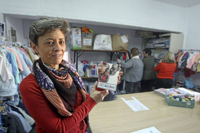 Lourdes, voluntaria de la asociación 'Red Madre', muestra la cartilla que asignan a las beneficiarias-Ical