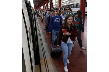 Llegada de los pasajeros a la estación de Chamartín del primer AVE comercial León-Madrid.-ICAL