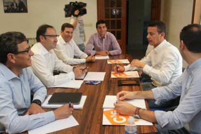 El candidato del PP a la Alcaldía de Palencia, Alfonso Polanco (2I), se reúne con una delegación de Ciudadanos, encabezada por su cabeza de lista al Ayuntamiento, Juan Pablo Izquierdo (2D), para dialogar sobre la gobernabi-ICAL