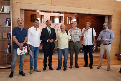 El presidente de las Cortes, Luis Fuentes, recibe a los responsables autonómicos de UGT y CCOO-ICAL