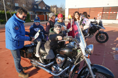 'Pingüinos' visita el colegio de Educación Especial de la Junta en Covaresa- J.M. LOSTAU