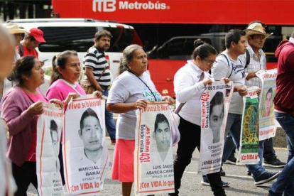 Madres de los 43 estudiantes desaparecidos en México.-EUROPA PRESS