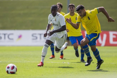 Vinicius conduce el balón en su primer partido con el Real Madrid Castilla.-BALDESCA SAMPER