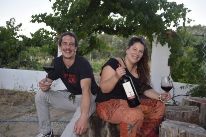 Marta Salgado y Jonatan Francesc Cahuet en la entrada de la viña de la bodega y pago, en Toro