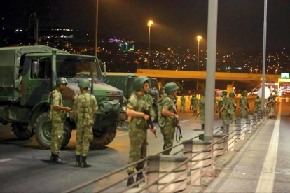 Militares cortan elacceso al puente del Bósforo que une los lados europeo y asiático de la ciudad de Estambul. REUTERS