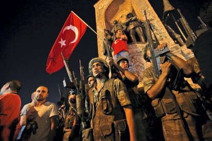 Soldados y partidarios del presidente Erdogán en la Plaza Taksim de Estambul. AP / EMRAH GURAL
