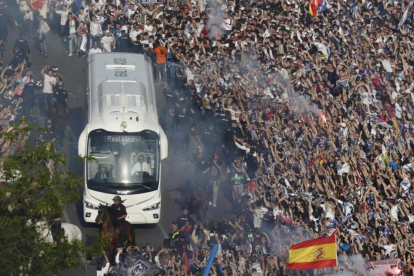 El autocar del Real Madrid llega al estadio Santiago Bernabéu entre el clamor del público.-SERGIO PÉREZ
