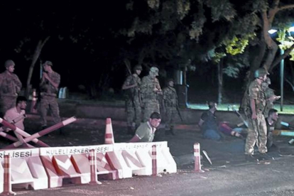 Militares turcos retienen a civiles arrodillados bajo el puente del Bósforo en Estambul, anoche. AFP / BULENT KILIC