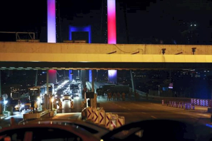 El puente del Bósforo, cortado por los militares, durante el golpe de Estado, anoche. REUTERS