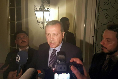 El presidente turco, Tayyip Erdogan, habla con la prensa en la ciudad turística de Marmaris. REUETRS / KENAN GURBUZ