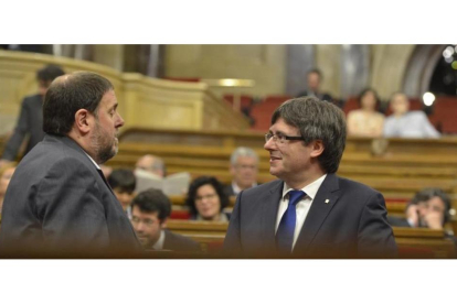 Carles Puigdemont y Oriol Junqueras, este miércoles, en el pleno del Parlament.-FERRAN SENDRA