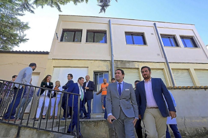 Suárez-Quiñones y Alonso ayer, tras la visita a la vivienda rehabilitada en el marco del plan de la Junta en Villalón.-ICAL