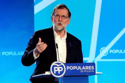 Rajoy, en el mitin del PP en Alicante, cuya alcaldía acaba de recuperar el partido.-MANUEL LORENZO (EFE)